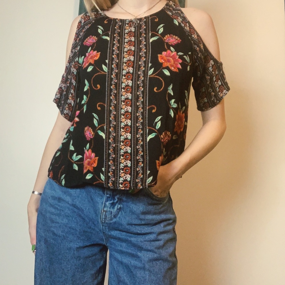 🌹Black Floral Cold-Shoulder Top🌹